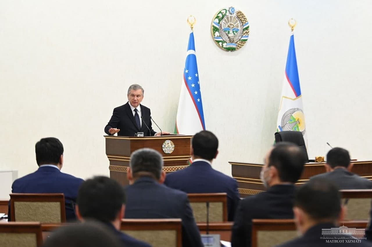 “Koronavirusdan emas, avariyalardan ko‘proq odam o‘lyapti” — Shavkat Mirziyoyev “prava” olishdagi korrupsiya haqida